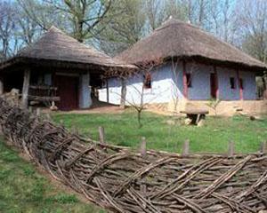 Casa Saseasca de la Dealul Frumos, in planul apropiat al Muzeului Satului