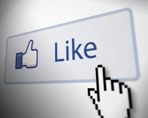 Cum sunt influentate cumparaturile de dispozitivele inteligente si de social media