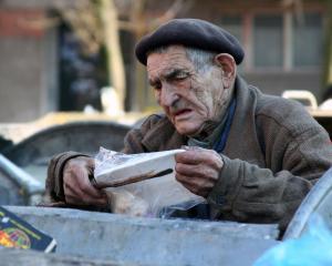Romania castiga lupte cu saracia, dar nu si razboiul