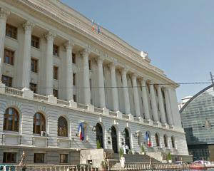 Seful BNR: Bancherii nu au incotro, trebuie sa ieftineasca creditele in lei. Ce sa faca cu atatia bani?