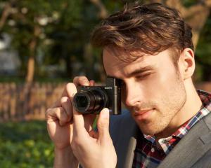 Gama Cyber-shot RX100, completata cu un nou model, RX100 III