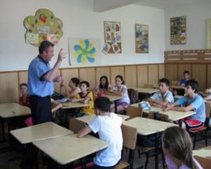 De cand vor studia elevii de pe primele manuale digitale