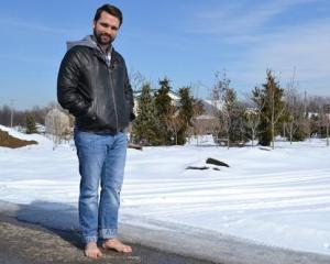 Un american renunta la incaltaminte timp de un an, in scopuri caritabile