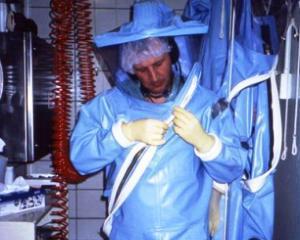 Multe promisiuni si numai 100.000 de dolari contra Ebola