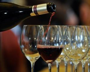 Francezii au vandut vinul din pivnitele Palatului Elysee, pentu a reface resedinta prezidentiala