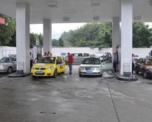 Creste pretul la benzina. Va mai permiteti masina si costurile ei?