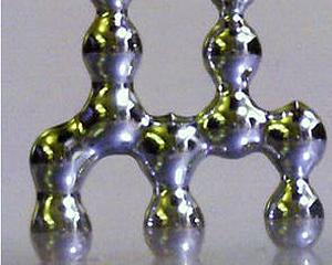 Un joc de constructii in metal lichid
