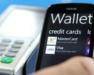Incet, incet, cash-ul din portofele se muta pe cardurile contactless si pe telefon