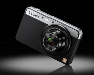 Doua camere foto noi, de la Panasonic