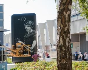 Telefonul de 6 metri, atractia IFA 2013