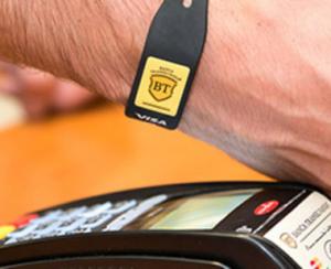 Banca Transilvania a lansat bratara pentru plati contactless