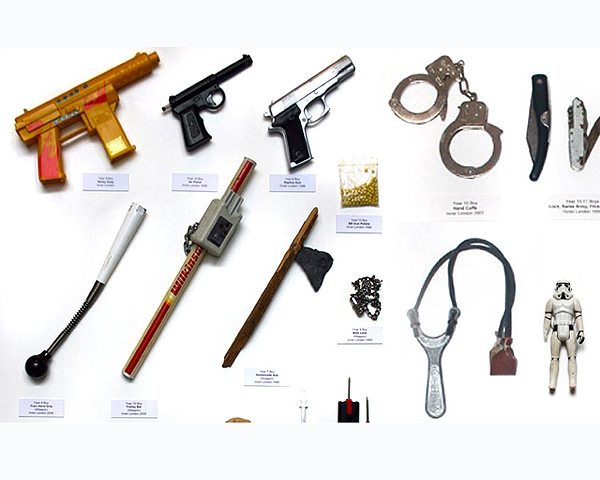 Expozitie de obiecte confiscate in scoli londoneze