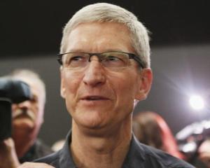 CEO-ul Apple, Tim Cook, mult mai sarac in 2012