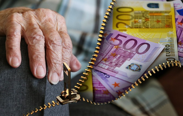 Pensionarii de lux ai Romaniei: cati bani le intra in cont, luna de luna, fiindca au pensie speciala