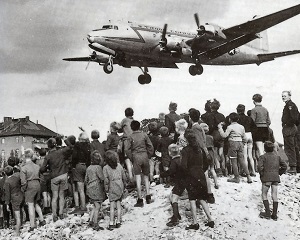 12 mai 1949: este ridicata blocada Berlinului