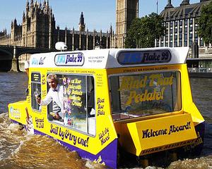 Londra: Primul vehicul amfibiu care vinde inghetata ii va racori pe turistii de pe Tamisa