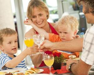 Cum sa iti inveti copiii sa stea linistiti intr-un restaurant