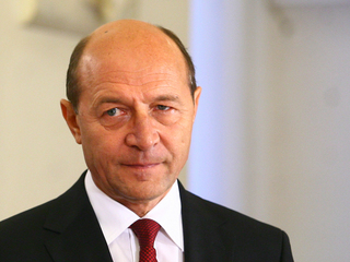 O altfel de "Medalie de Onoare" cu Basescu si profesorul Shafir
