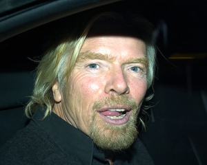 Richard Branson: Costumul si cravata nu isi au rostul in lumea afacerilor de astazi