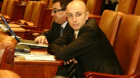 Iulian Urban, senator PDL: Electricianul TVR care s-a aruncat in gol ii ajuta doar pe... mogulii securisti