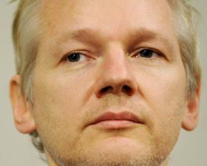 Aparatorii lui Julian Assange strang bani pe Facebook pentru procesul acestuia 