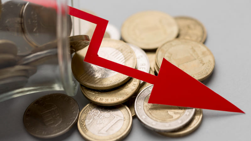 Economia Romaniei se clatina! Curg avertismentele cu privire la crizele care ne pot lovi, de la criza bugetara la criza valutara