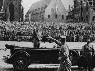 Colectie rara de fotografii cu Hitler, vanduta pentru 47.000 de dolari