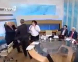 Un politician extremist grec a atacat doua femei intr-o emisiune TV