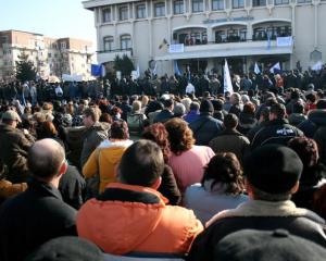 Peste 7.000 de oameni protesteaza la Mioveni impotriva Guvernului