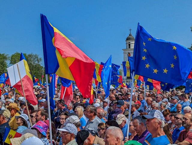 EDITORIAL. Romania voteaza cu sabia deasupra capului. Suntem chemati la urne sa alegem intre Romania ratiunii si Romania carnavalului