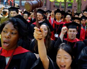 Top 6 cele mai banale motive pentru care tinerii aleg sa studieze la o facultate de drept
