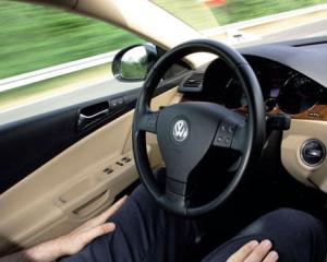 Volkswagen testeaza un sistem care le permite masinilor sa se conduca singure pe autostrada