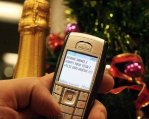 De Revelion, mai multe SMS-uri, mai putine apeluri