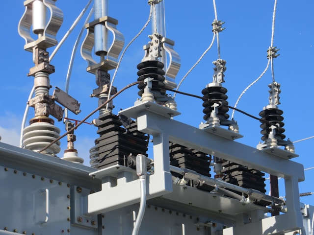 Pretul energiei per kWh scade incepand cu aprilie: economii semnificative pentru cei ce depasesc 255kWh pe luna
