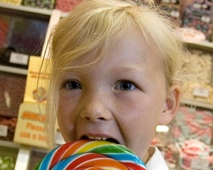 O fetita in varsta de sase ani detine trei magazine de dulciuri in Marea Britanie