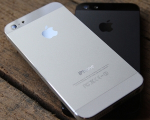 Actiunile Apple, afectate de ingrijorarile privind comenzile pentru iPhone 5
