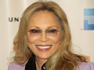 La multi ani, Faye Dunawaye!