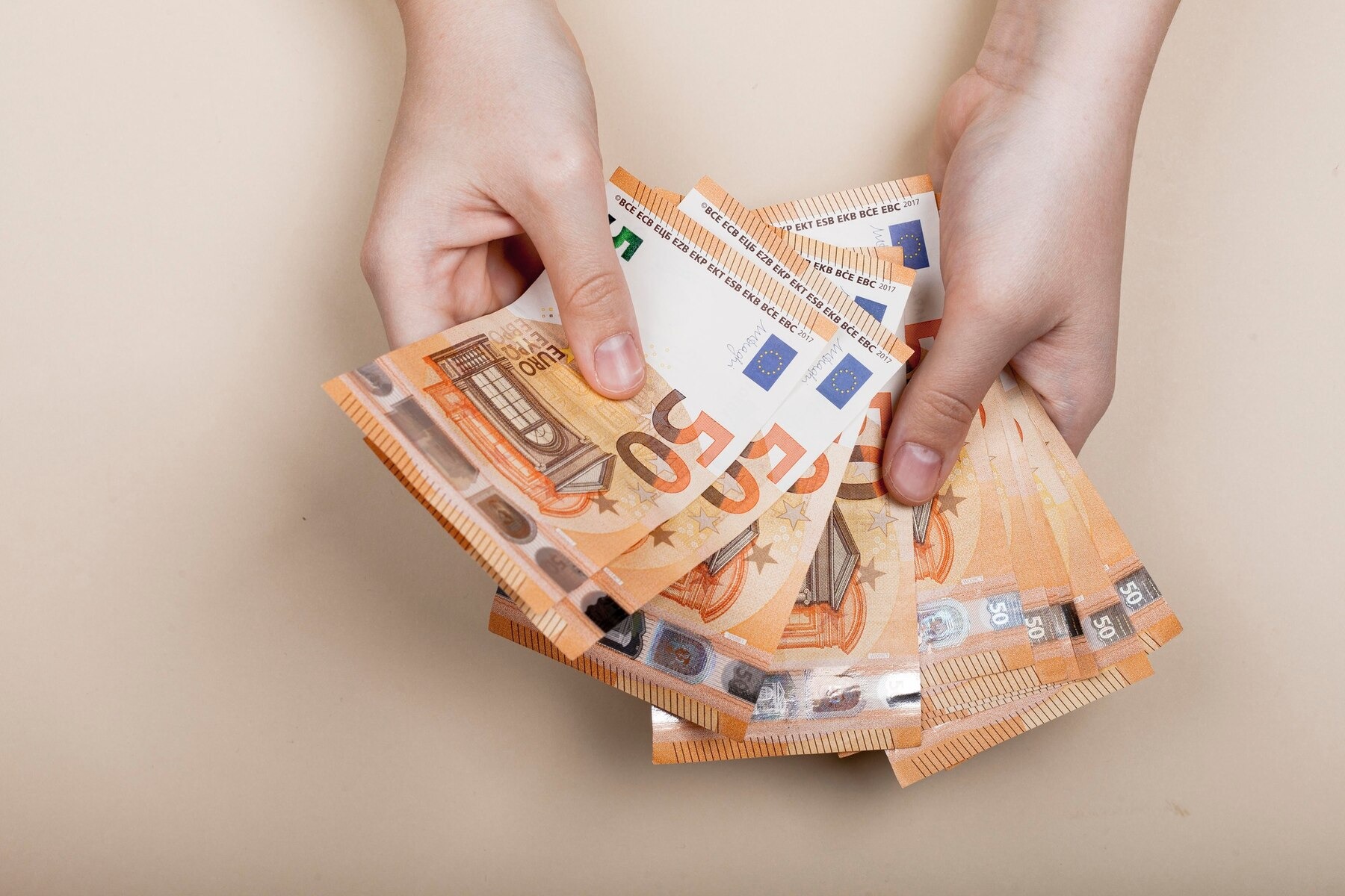 Cat e salariul in cea mai bogata tara din Europa? Un simplu angajat castiga aproape 6.000 de euro lunar
