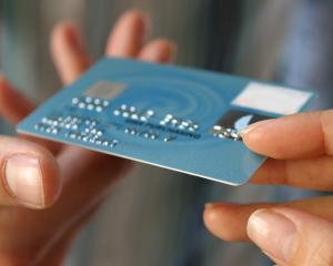4 greseli pe care furnizorul de carduri de credit de abia asteapta sa le faci