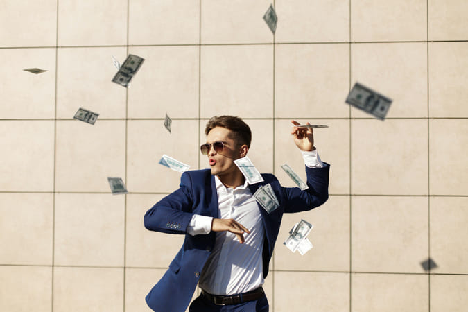 Educatie financiara. Nu e despre cati bani faci, ci despre cine devii in timp ce-i faci