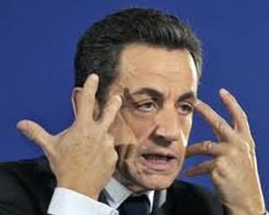 Nicolas Sarkozy apara onoarea sotiei si ameninta un ziarist ca-i "sparge fata"