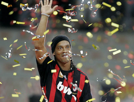 Ronaldinho a incheiat contractul cu AC Milan. Ar putea ajunge la Blackburn Rovers