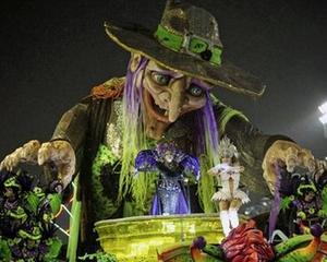 Carnavalul de la Rio se incheie, carele alegorice sunt inlocuite de echipele de curatenie