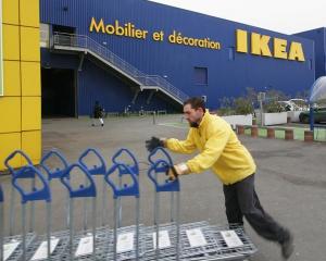 IKEA Franta "trage cu ochiul" la salariati si clienti