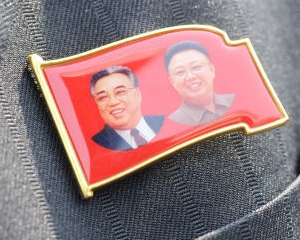 O copila de 14 ani a murit in timp ce incerca sa salveze un portret al lui Kim Jong Il si acum e considerata martira