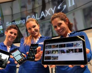  Samsung a prezentat tableta Galaxy Tab II si telefonul Galaxy S II