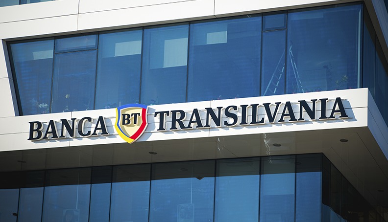 Clientii Bancii Transilvania, luati din somn cu un mesaj neplacut de la banca: ce nu mai ai voie sa faci, daca ai card sau cont deschis