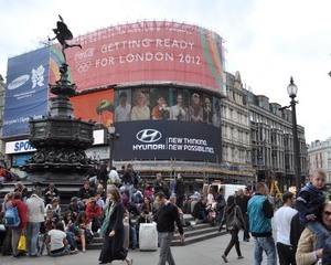 Hyundai si-a parcat reclamele in Piccadilly Circus si Victoria Harbor 