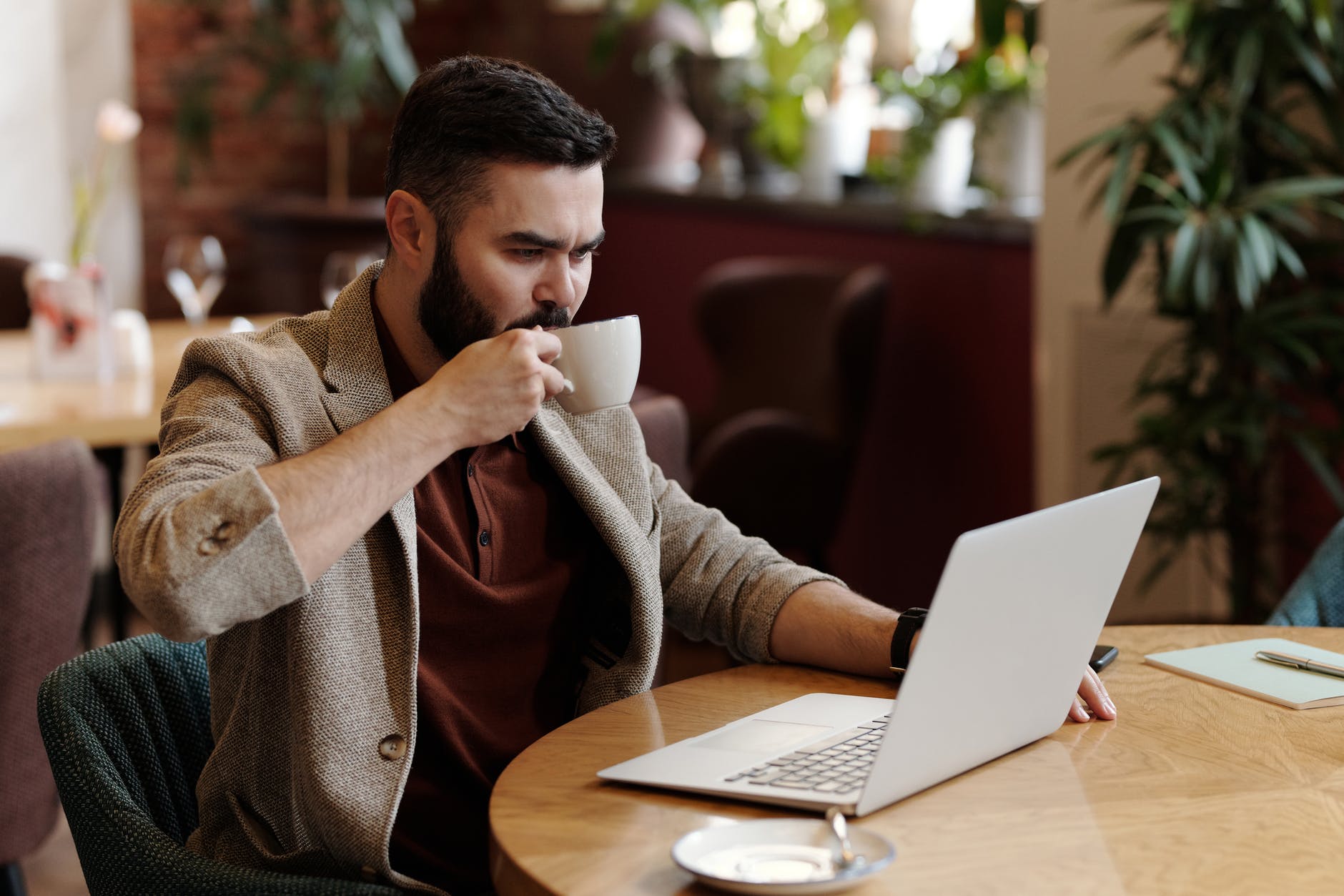 3 trucuri pentru a fi mai eficient la serviciu: vei afla ca iti bei gresit cafeaua