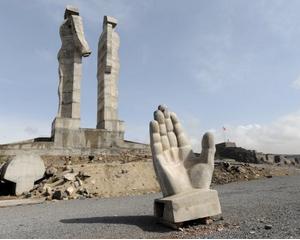Statuia simbolizand prietenia dintre Turcia si Armenia este demontata: O privire asupra celor mai urate monumente din lume